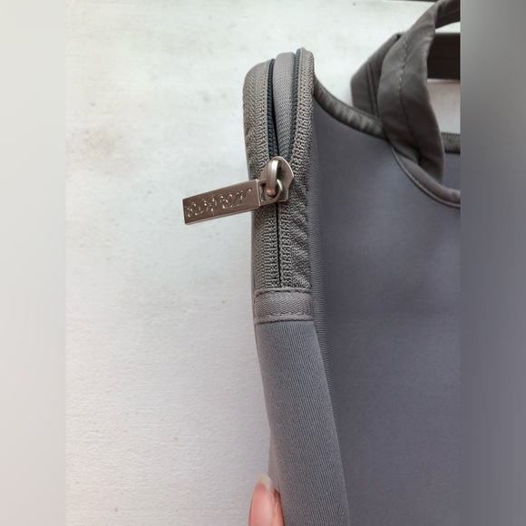 Cushioned laptop carrier - minimalist plain gray - 15” wide, 11” tall, 1” thick - Picture 4 of 9